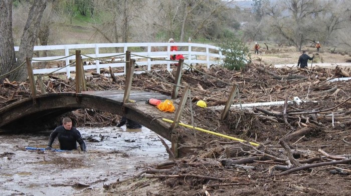 Bocah 5 Tahun Tersapu Banjir, Tim SAR Sibuk Mencari A rescue team searches for 5-year-old Kyle Doan who was swept away by raging floodwaters, in San Luis Obispo County, California U.S., in this handout image released on January 11, 2023. San Luis Obispo County Sheriff?s Office via Facebook/Handout via REUTERS THIS IMAGE HAS BEEN SUPPLIED BY A THIRD PARTY NO RESALES. NO ARCHIVES. MANDATORY CREDIT