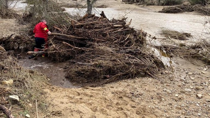 Bocah 5 Tahun Tersapu Banjir, Tim SAR Sibuk Mencari A rescue team searches for 5-year-old Kyle Doan who was swept away by raging floodwaters, in San Luis Obispo County, California U.S., in this handout image released on January 11, 2023. San Luis Obispo County Sheriff?s Office via Facebook/Handout via REUTERS THIS IMAGE HAS BEEN SUPPLIED BY A THIRD PARTY NO RESALES. NO ARCHIVES. MANDATORY CREDIT