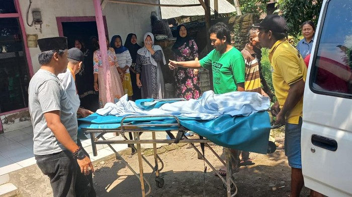 Bocah di Jombang yang tewas tenggelam saa dievakuasi