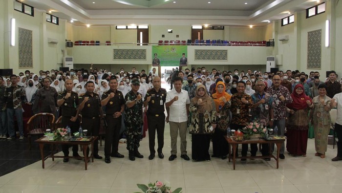 Kejaksaan Tinggi DKI Jakarta bersama dengan Komisi III DPR RI mengadakan kegiatan penerangan dan penyuluhan hukum kepada ratusan siswa. Hal tersebut dilakukan untuk mensosialisasikan terkait bahaya penyebaran hoaks.