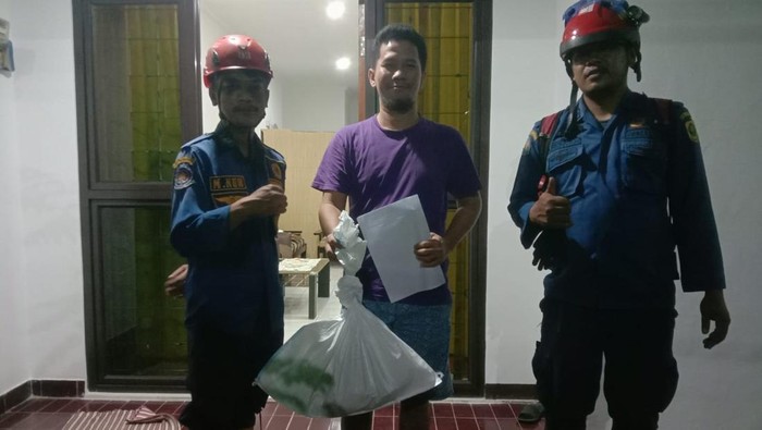 Damkar evakuasi ular yang jatuh dari plafon rumah warga di Bogor