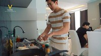 Dalam momen ini, terlihat putra pertama Venna Melinda ini tengah memasak telur. Siapa sangka ia bisa membuatnya, mulai dari memecahkan telur hingga menggorengnya. Foto: YouTube