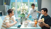 Begini potret meja makan mereka yang mengarah langsung dengan pemandangan kolam renang. Semakin cantik dengan hiasan bunga di atas meja. Foto: YouTube