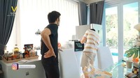 Dapurnya bersebelahan langsung dengan kolam renang. Dapurnya terkesan elegan dengan dominasi warna putih pada dinding dan beberapa furnitur di dalamnya. Foto: YouTube