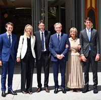 Delphine adalah salah satu dari lima anak Bernard Arnault yang turun mengurus bisnis keluarga. Ibu dua anak tersebut memang yang paling terlibat untuk urusan fashion dibanding saudara-saudaranya. Selain Delphine, Frederic Bernault ditugaskan sebagai CEO Tag Heuert dan Alexandre Bernault sebagai vice president Tiffany & Co.Foto: Getty Images