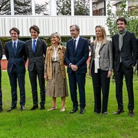 Delphine tampaknya memang dipersiapkan untuk meneruskan usaha ayahnya. Ia memiliki latar belakang pendidikan ekonomi dan bisnis dari London School of Economics (LSE) dan Ecole des Hautes Etudes Commerciales du Nord (EDHEC Business School).Foto: Getty Images