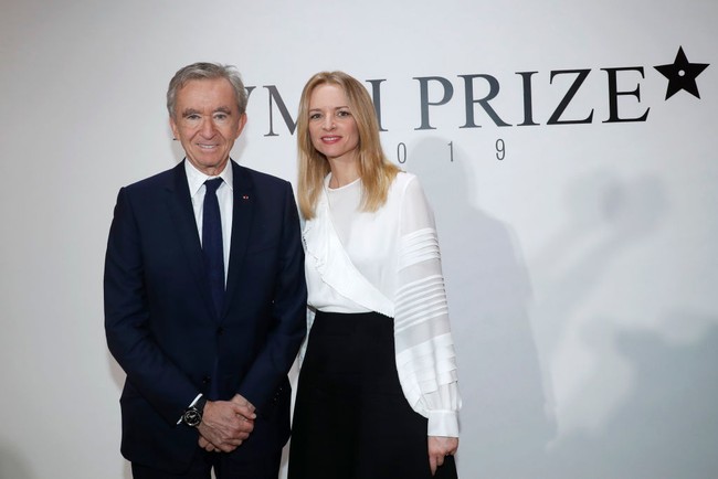 Delphine sendiri adalah anak dari Bernard Arnault, CEO dari LVMH Moët Hennessy Louis Vuitton (LVMH) yang membawahi membawahi Dior dan lebih dari 70 brand mewah lain. Delphine sudah bekerja dalam bisnis keluarga selama 22 tahun.Foto: Getty Images