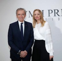 Delphine sendiri adalah anak dari Bernard Arnault, CEO dari LVMH Moët Hennessy Louis Vuitton (LVMH) yang membawahi membawahi Dior dan lebih dari 70 brand mewah lain. Delphine sudah bekerja dalam bisnis keluarga selama 22 tahun.Foto: Getty Images