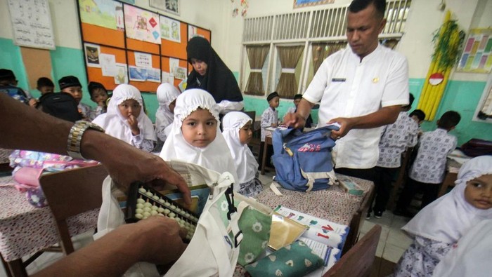 Dianggap Berbahaya Sekolah di Banda Aceh Gelar Razia Permainan Lato-Lato Guru memeriksa tas siswa saat dilakukan razia lato lato di sekolah SDN-1 Lhokseumawe, Aceh, Jumat (13/1/2023). Razia alat permainan lato lato yang sedang viral itu dilakukan karena dinilai berbahaya bagi anak sekaligus mengantisipasi gangguan kegiatan belajar mengajar (KBM).