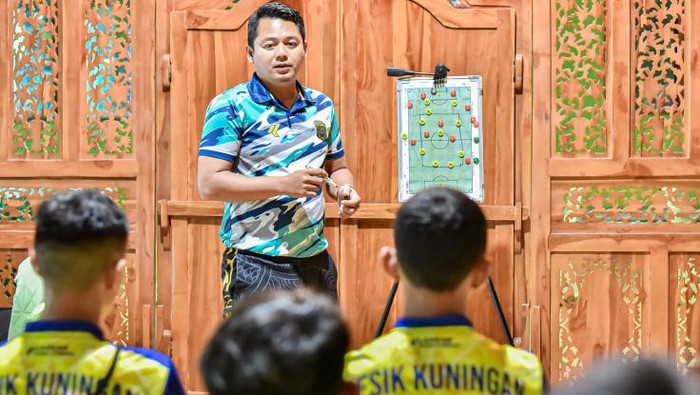 Direktur Teknik Pesik Kuningan Satria Nur Zaman saat memberikan arahan kepada tim junior Pesik Kuningan