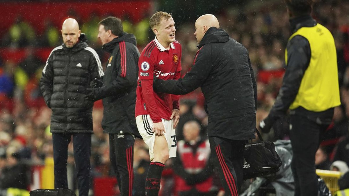Van de Beek mengalami cedera lutut dan harus absen hingga akhir musim ini. Foto: AP/Dave Thompson