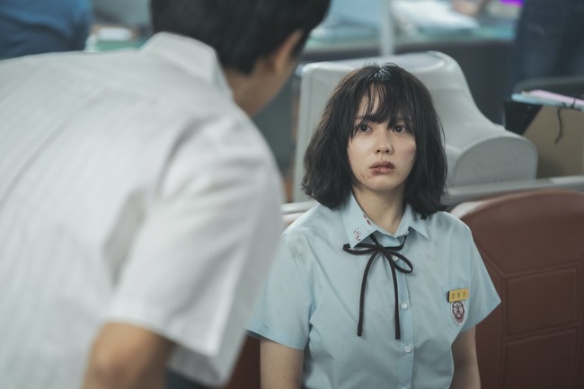 Jung Ji So menjadi pemeran remaja Song Hye Kyo dalam drama Korea The Glory. Dia menuai pujian karena kemampuan aktingnya dan dinilai mirip dengan mantan istri Song Joong Ki itu. Foto: Graphyoda/Netflix/jisun park