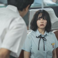 Jung Ji So menjadi pemeran remaja Song Hye Kyo dalam drama Korea The Glory. Dia menuai pujian karena kemampuan aktingnya dan dinilai mirip dengan mantan istri Song Joong Ki itu. Foto: Graphyoda/Netflix/jisun park