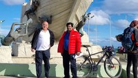 Ali Irani dan Sujoy Kumar Mitra dari India telah memecah rekor dan tercatat di Guinness World Record sebagao traveler yang keliling dunia dalam waktu tercepat.