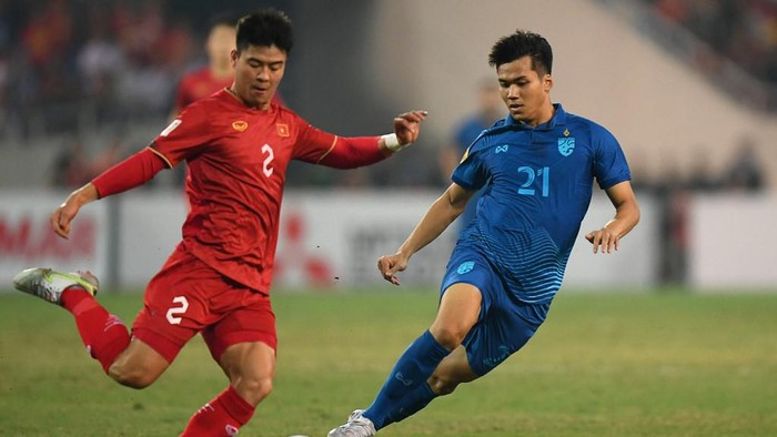 Vietnams Do Duy Manh (L) fights for the ball with Thailands Poramet Arjvirai during the first leg of the AFF Mitsubishi Electric Cup final football match between Vietnam and Thailand at My Dinh National Stadium in Hanoi on January 13, 2023. (Photo by Nhac NGUYEN / AFP)