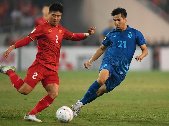 Vietnams Do Duy Manh (L) fights for the ball with Thailands Poramet Arjvirai during the first leg of the AFF Mitsubishi Electric Cup final football match between Vietnam and Thailand at My Dinh National Stadium in Hanoi on January 13, 2023. (Photo by Nhac NGUYEN / AFP)