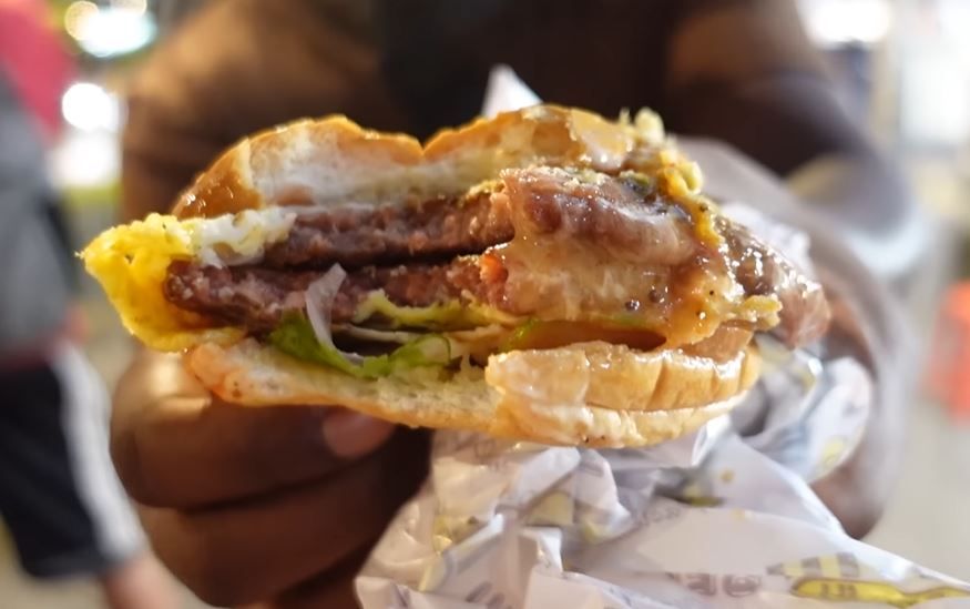 Food Vlogger Inggris Ini Sebut Burger Kaki Lima di Malaysia Paling Enak