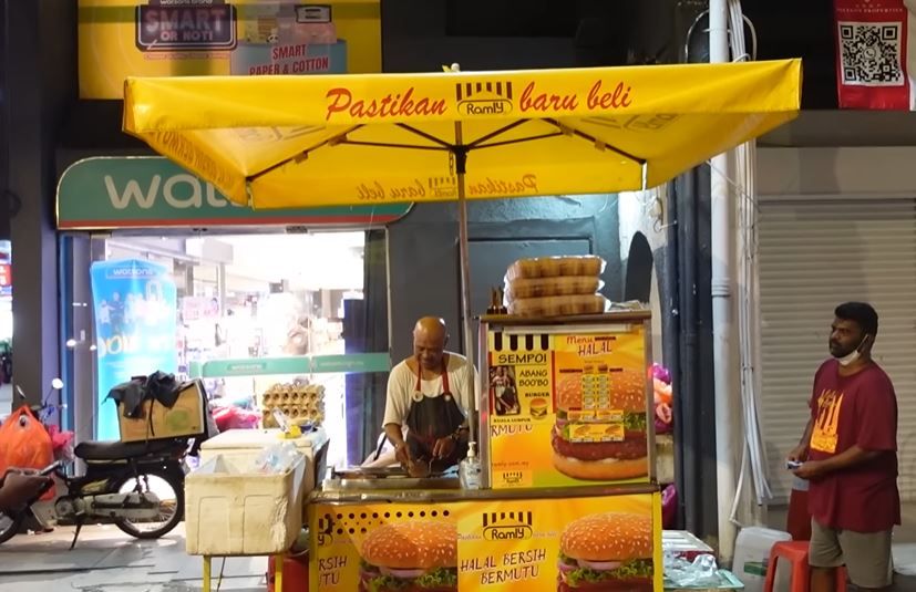 Food Vlogger Inggris Ini Sebut Burger Kaki Lima di Malaysia Paling Enak