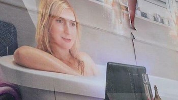 Iklan Billboard Ini Mengupas, bikin gambar seolah ada sosok yang mengintip. Foto: Boredpanda