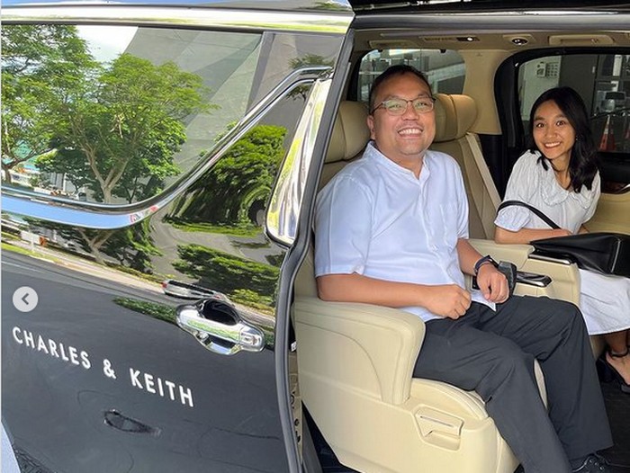 Foto Zoe Gabriel bersama ayahnya berada di kantor Charles & Keith.