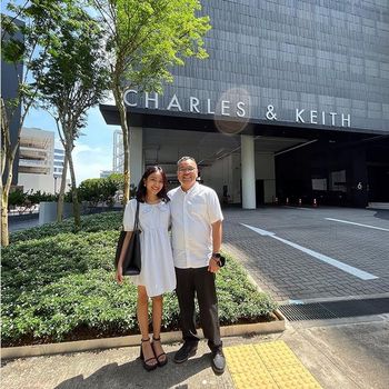 Foto Zoe Gabriel bersama ayahnya berada di kantor Charles & Keith.