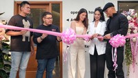 Sabrina Chairunnisa menggunting pita saat pembukaan cabang kedua Adelinée Lash, Nail and Brow Salon di Menteng, Jakarta, Kamis (12/1/2023).