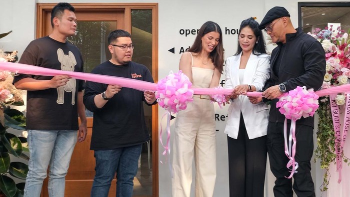 Gaya Sabrina Chairunisa Saat Buka Cabang Kedua Bisnis Salonnya Sabrina Chairunisa menggunting pita saat pembukaan cabang kedua Adelinée Lash, Nail and Brow Salon di Menteng, Jakarta, Kamis (12/1/2023).