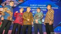 Presiden Direktur PT Hillcon Tbk Hersan Qiu (tengah) berbincang dengan jajaran direksi Hillcon yakni Jaya Angdika, Rudi Santoso, Stanley Qiu, dan Hermansyah dalam acara penawaran umum perdana saham Hillcon di Jakarta, Jumat (13/1/2023).