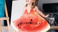 Gadis kecil asal Turki ini kerap mengenakan pakaian dari sayur dan buahan. Meski begitu hasilnya tetap cantik dan realistis.  Foto: Instagram @seasunstefunny