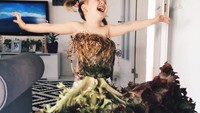 Meskipun sekilas terlihat asli. Nyatanya Stefani hanya berpose di hadapan sayur dan buahan, dengan sang ibu yang memegangnya tepat di depan kamera. Foto: Instagram @seasunstefunny