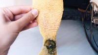 Terkadang Alya memasangkan buah, selada, labu, semangka. Seperti foto ini yang menggunakan kupasan kulit lemon yang berbentuk seperti kostum ikan duyung. Foto: Instagram @seasunstefunny