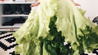 Untuk membuat hasil fotonya terlihat realistis, Alya akan memegang buah, sayuran, atau bunga untuk menutupi tubuh Stefani sehingga terlihat seperti mengenakan dress. Foto: Instagram @seasunstefunny