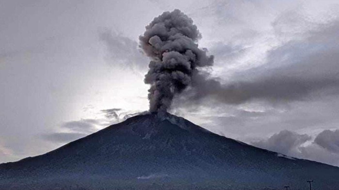 Gunung Kerinci menlontarkan abu setinggi 1200 meter. (Foto Istimewa)