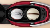 Honda Lead 125 baru dibekali bagasi super lega dengan kapasitas mencapai 37 liter. Kapasitas tersebut jauh lebih lega dibandingkan Honda PCX yang hanya 30 liter dan Yamaha NMax yang berkisar 25 liter. Foto: Honda Japan.