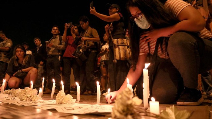 Horor Demo di Peru: 47 Orang Tewas, Polisi Dibakar LIMA - PERU - JANUARY 10: Hundreds of citizens arrive outside the Palace of Justice to demand the resignation of President Dina Boluarte and justice for the protesters who died yesterday in Lima, Peru on January 10, 2023. (Photo by Klebher Vasquez/Anadolu Agency via Getty Images)