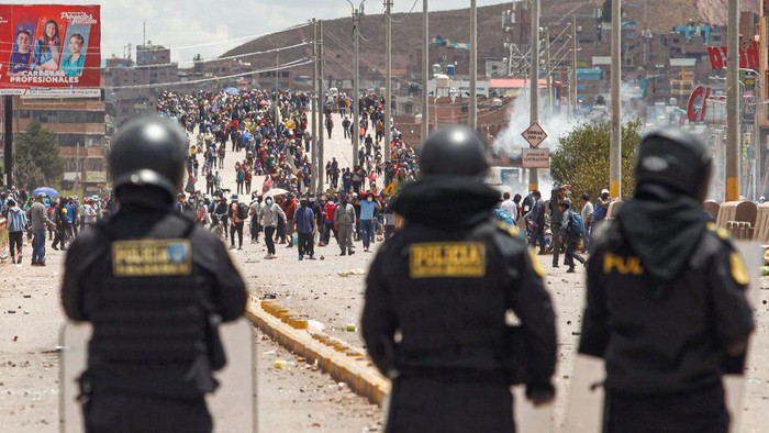 Supporters of ousted president Pedro Castillo clash with police forces in the Peruvian Andean city of Juliaca, on January 7, 2023. - Political upheaval has roiled Peru since then-president Pedro Castillo in early December sought to dissolve Congress and rule by decree, only to be ousted and thrown in jail. Castillo's was replaced by his vice president, Boluarte, who since then has faced a wave of often violent demonstrations calling for his return to power. (Photo by Juan Carlos CISNEROS / AFP) (Photo by JUAN CARLOS CISNEROS/AFP via Getty Images)