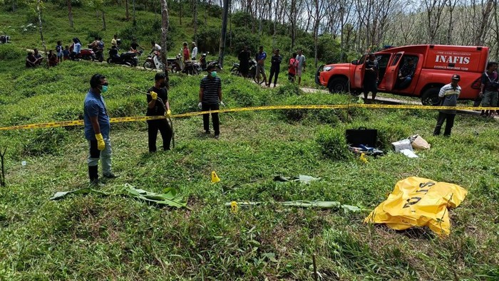 Identitas kedua mayat pria di kebun karet Lebak, Banten, tak diketahui. Polisi hanya menemukan obat sakit kepala dan headset di TKP penemuan mayat. (dok istimewa)