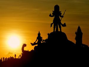 WNA Jadi Pemandu Wisata di Bali Transaksi Via Website, Apa Iya?