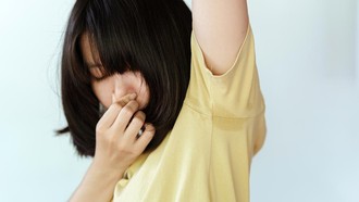 Cuaca Panas Bikin Bau Badan? Ini Penyebab dan Cara Ampuh Mengatasinya!