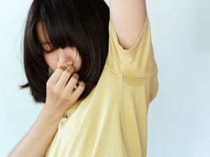 Begini Cara Tepat Memberi Tahu Teman yang Bau Ketiak Tanpa Menyinggung