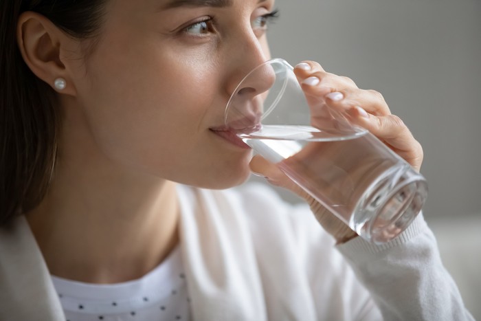 Ilustrasi minum air putih atau air mineral