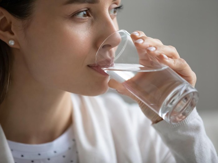 Ilustrasi minum air putih atau air mineral