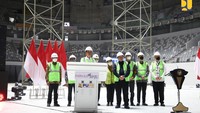 Topping off dihadiri langsung oleh Presiden Jokowi didampingi Menteri PUPR Basuki Hadimuljono dan sejumlah menteri lainnya, Jumat (13/1).Foto: Dok. Kementerian PUPR