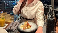 Ada juga momen Intan Permata saat kulineran mewah di Skye Bar & Restaurant. Ia menikmati hidangan yang di-platting cantik. Foto: Instagram @intanprmtaa.s