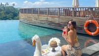 Tak kalah mewah, begini momen Intan Permata saat floating breakfast di Kastara Resort and Spa. Ia menikmati jus dengan aneka pastry di sana. Foto: Instagram @intanprmtaa.s