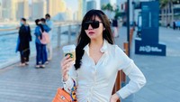 Terakhir ada momen liburannya saat di Dubai. Ia menikmati suasana di Dubai sambil menikmati kopi dari Starbucks.  Foto: Instagram @intanprmtaa.s