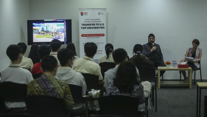 Intip Biaya Kuliah di Kampus Terbaik Kanada International Recruitment Coordinator South and Southeast Asia University of Alberta Rajdeep Chahal dan USG Education Head of Kelapa Gading Campus ADTP Specialist Ariyani Mawardi memberikan penjelasan di UIC College Kelapa Gading, Jakarta, Kamis (12/1/2023).
