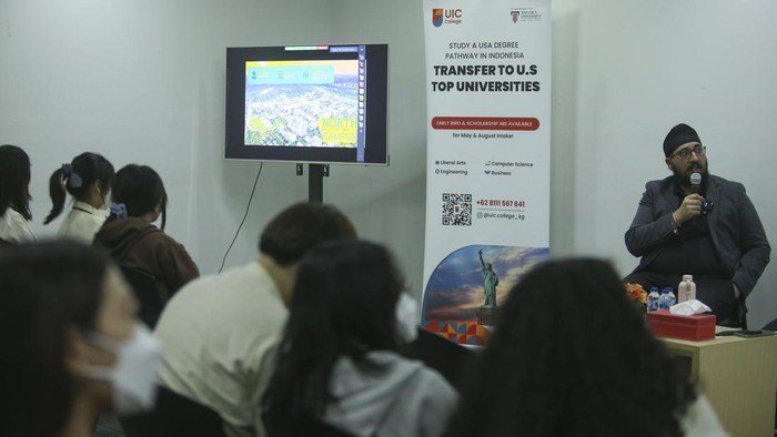 Intip Biaya Kuliah di Kampus Terbaik Kanada International Recruitment Coordinator South and Southeast Asia University of Alberta Rajdeep Chahal dan USG Education Head of Kelapa Gading Campus ADTP Specialist Ariyani Mawardi memberikan penjelasan di UIC College Kelapa Gading, Jakarta, Kamis (12/1/2023).