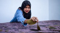 Penghasilan tersebut didapatkan melalui kerjasama dengan toko-toko kain di daerah tersebut. Tak hanya itu, pengusaha kain ini juga tak pernah absen saat ada bazar, pameran, expo, dan lainnya.