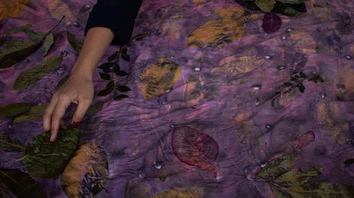 Intip Produksi Kain Ecoprint yang Raup Omzet Hingga Puluhan Juta Produsen kain Ecoprint merupakan salah satu trend fashion yang ramah lingkungan. Selain itu, pengusaha kain ini juga mampu meraup omzet hingga puluhan juta.